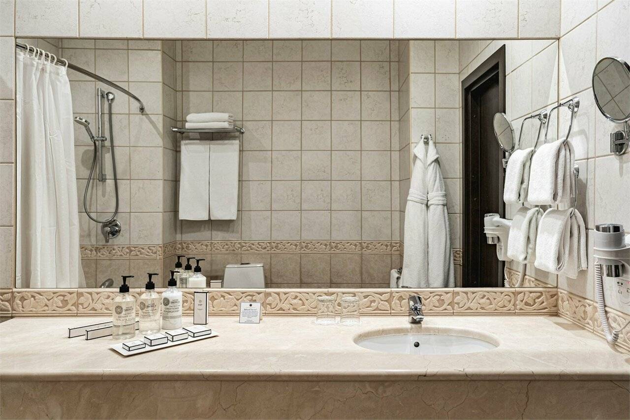 Фотографии номера Номер Делюкс с одной большой кроватью и диван-кроватью в Гостинице Петро Палас Санкт-Петербург