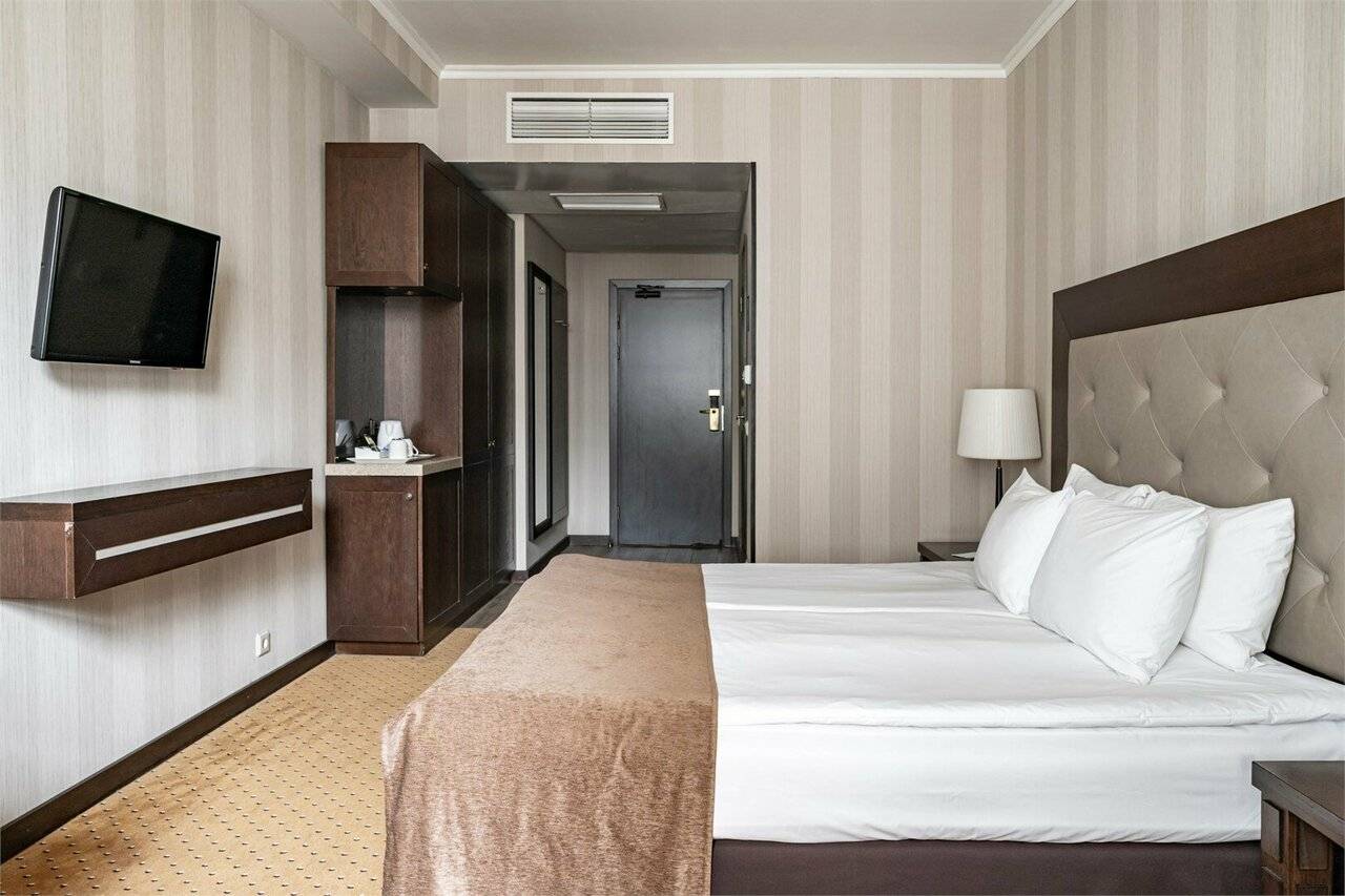 Фотографии номера Улучшенный номер с одной большой или двумя раздельными кроватями в Гостинице Петро Палас Санкт-Петербург