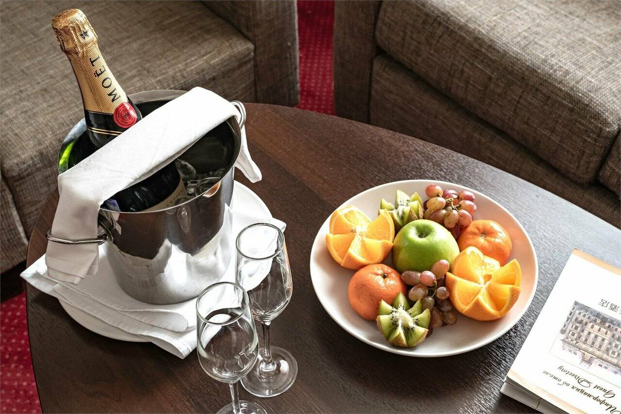 Фотографии номера Номер Делюкс с одной большой кроватью и диван-кроватью в Гостинице Петро Палас Санкт-Петербург