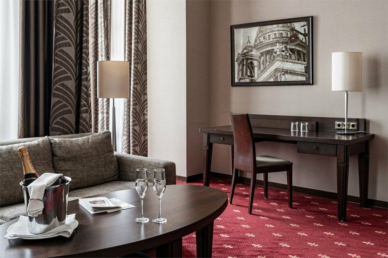 Фотографии номера Номер Делюкс с одной большой кроватью и диван-кроватью в Гостинице Петро Палас Санкт-Петербург