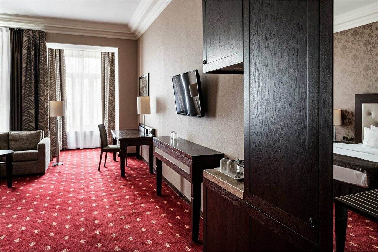 Фотографии номера Номер Делюкс с одной большой кроватью и диван-кроватью в Гостинице Петро Палас Санкт-Петербург