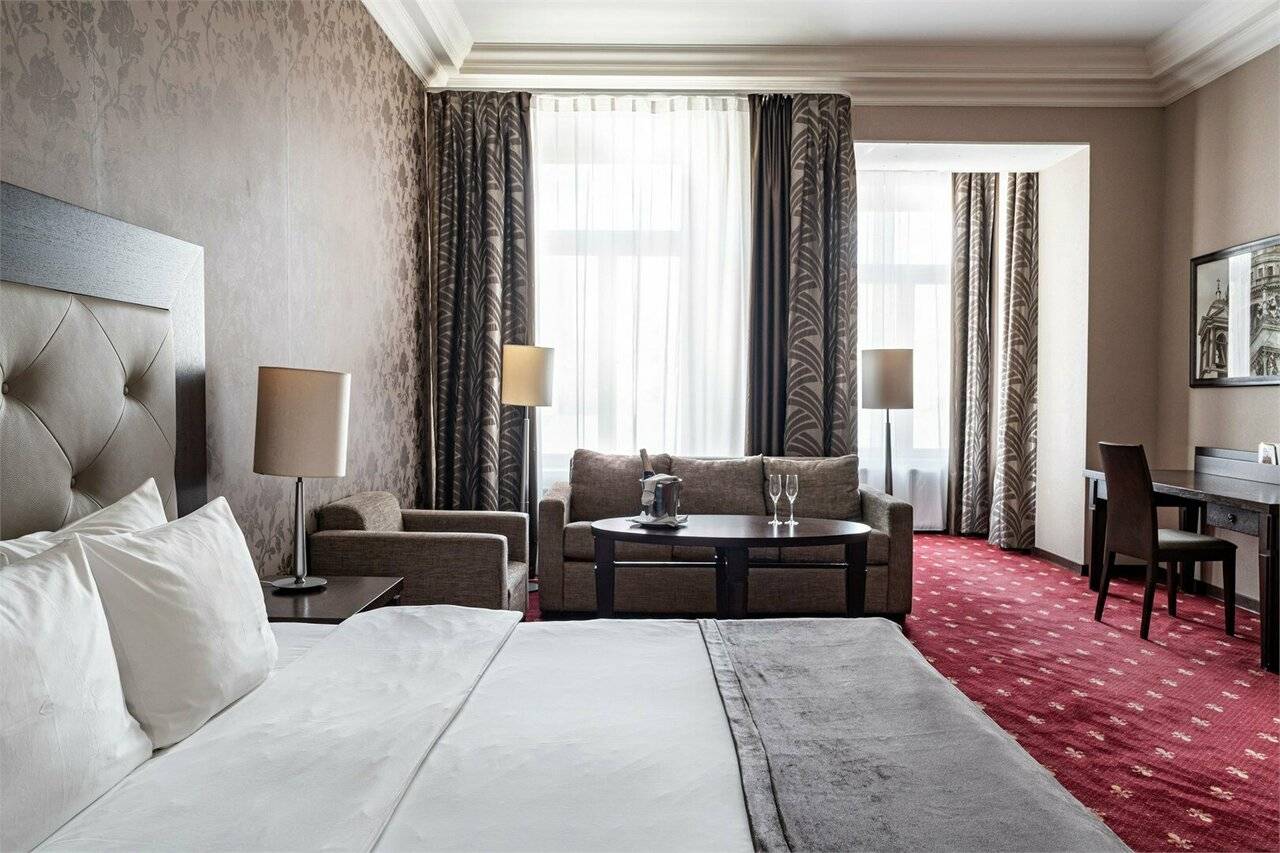 Фотографии номера Номер Делюкс с одной большой кроватью и диван-кроватью в Гостинице Петро Палас Санкт-Петербург