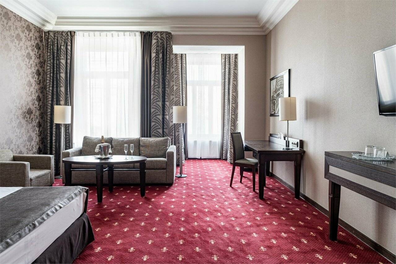 Фотографии номера Номер Делюкс с одной большой кроватью и диван-кроватью в Гостинице Петро Палас Санкт-Петербург