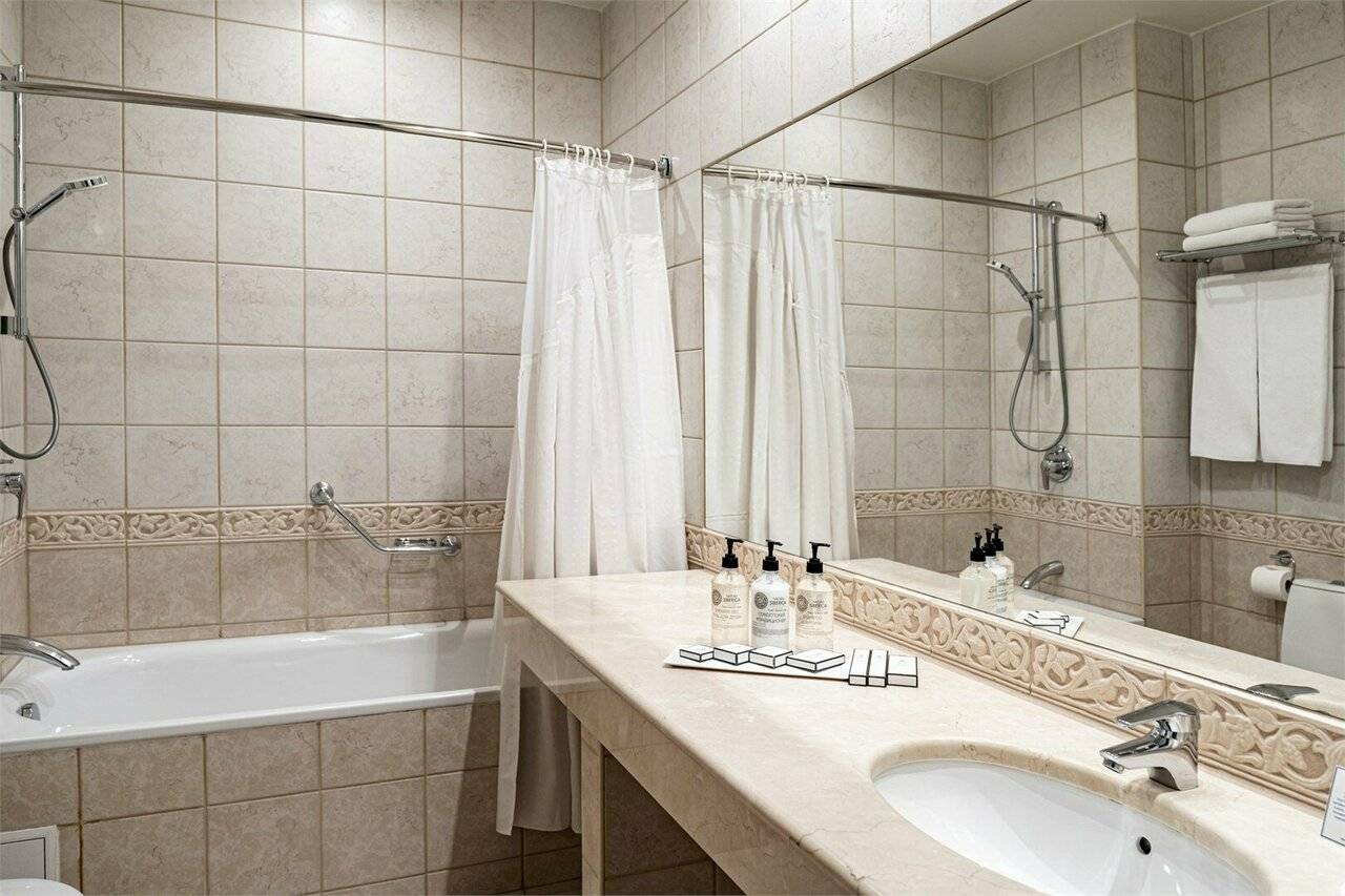 Фотографии номера Номер Делюкс с одной большой кроватью и диван-кроватью в Гостинице Петро Палас Санкт-Петербург