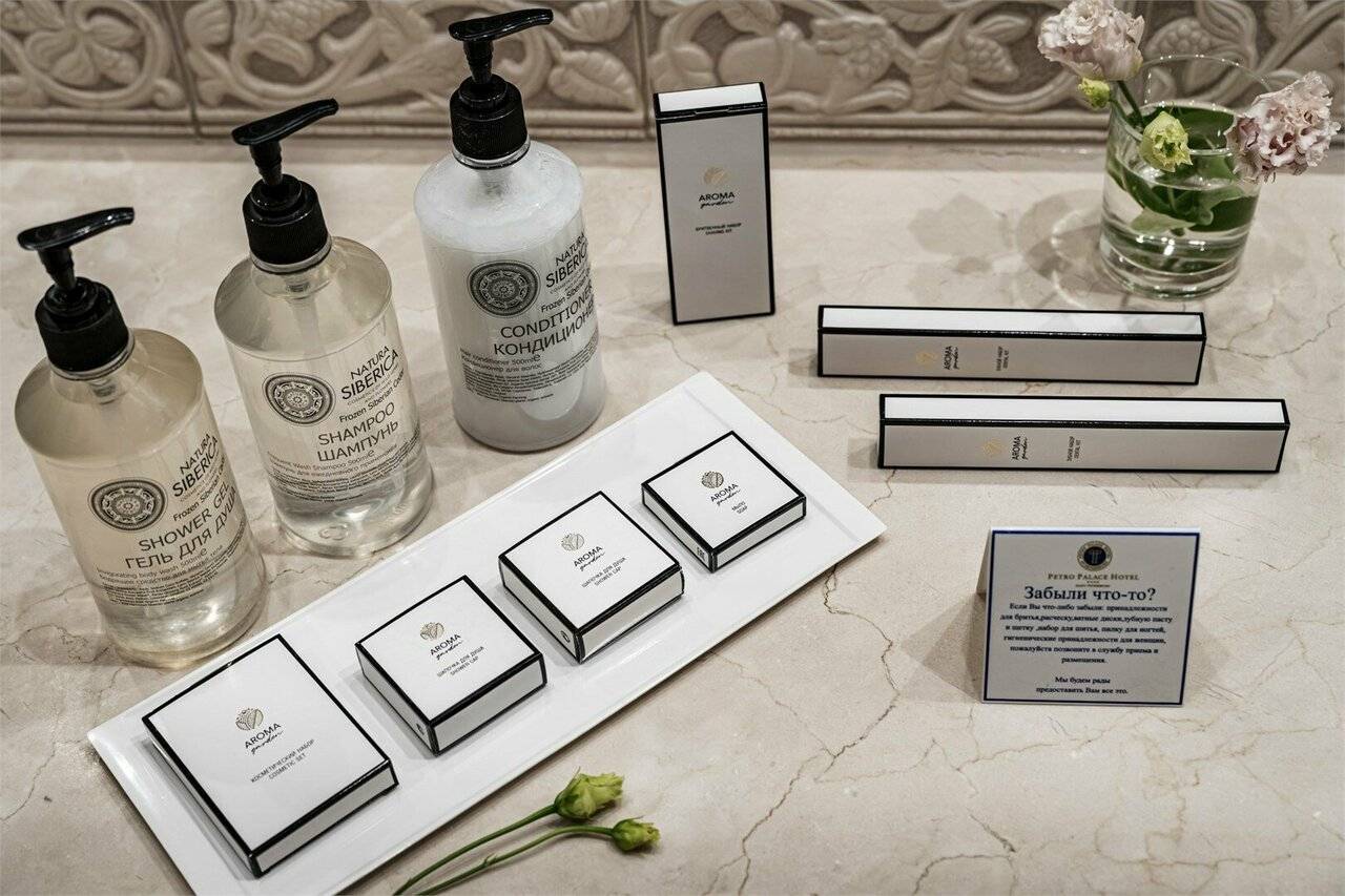 Фотографии номера Номер Делюкс с одной большой кроватью и диван-кроватью в Гостинице Петро Палас Санкт-Петербург