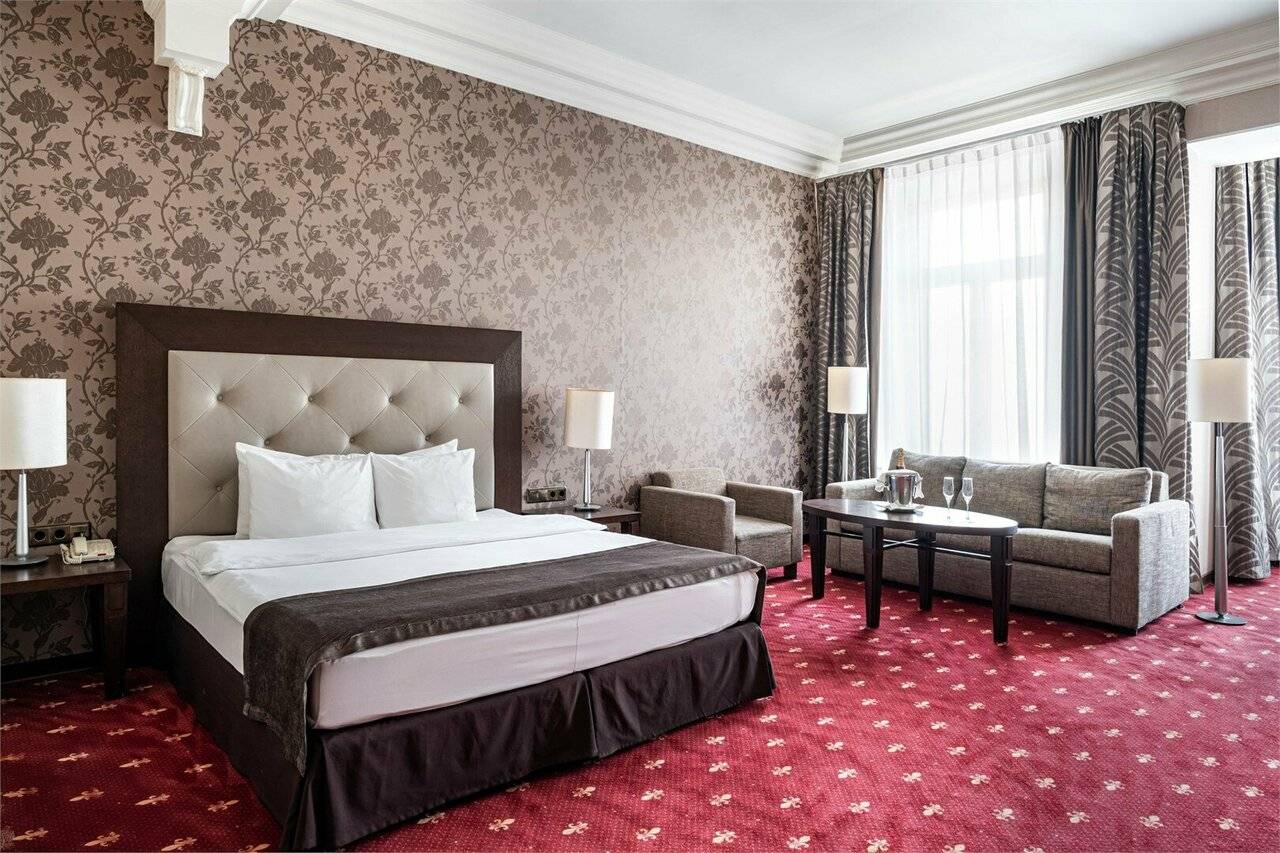 Фотографии номера Номер Делюкс с одной большой кроватью и диван-кроватью в Гостинице Петро Палас Санкт-Петербург