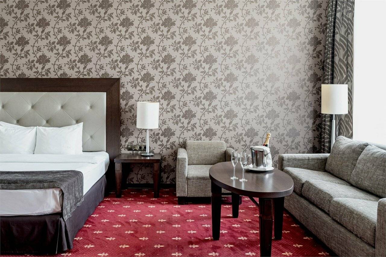 Фотографии номера Номер Делюкс с одной большой кроватью и диван-кроватью в Гостинице Петро Палас Санкт-Петербург