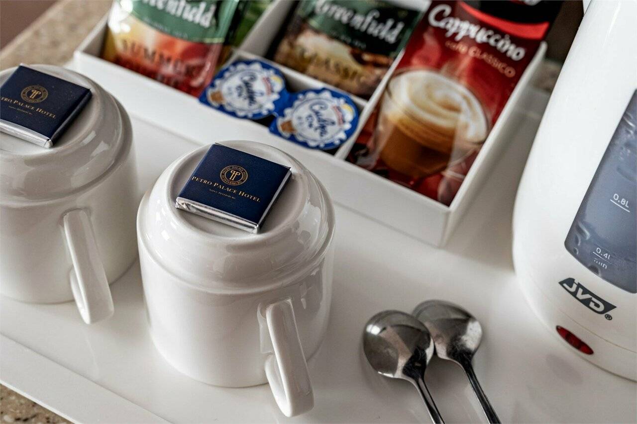 Фотографии номера Номер Делюкс с одной большой кроватью и диван-кроватью в Гостинице Петро Палас Санкт-Петербург